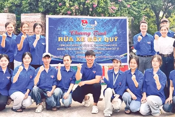 Đoàn Thanh niên xã Ô Diên trong ngày ra quân rửa xe, bán nước gây quỹ tri ân các thương binh, liệt sĩ trên địa bàn.