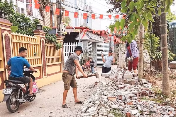 Người dân thôn Châu Sơn, xã Cổ Đô tự nguyện tháo dỡ tường rào để mở rộng đường nội thôn.