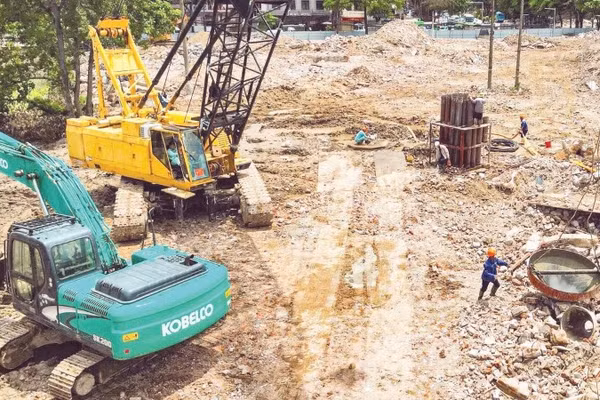 Nút giao Phạm Tu-Xa La đang được khẩn trương thi công sau nhiều năm chậm tiến độ vì vướng mắc giải phóng mặt bằng (Ảnh KHÁNH LÊ)