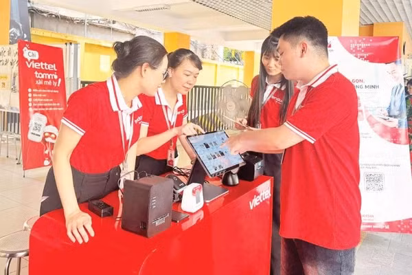 Đại diện Viettel thực hiện thao tác hướng dẫn người dân sử dụng các công cụ chuyển đổi số trong quản lý, kinh doanh ở quy mô hộ gia đình.