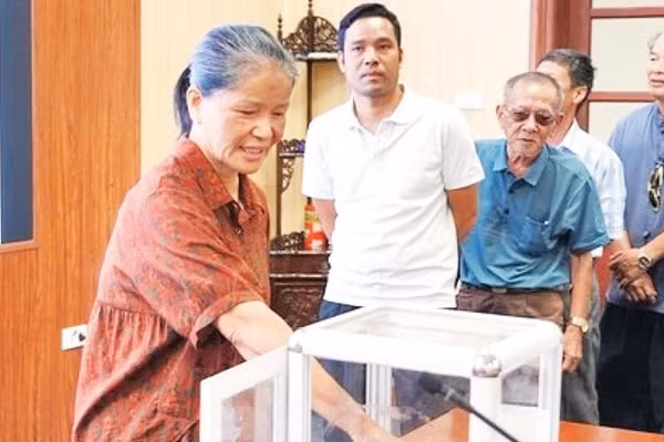 Người dân xã Quang Minh bốc thăm nhận đất dịch vụ.