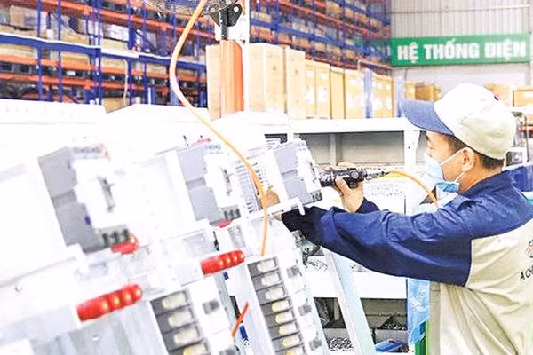 Sản xuất thiết bị điện tại Công ty cổ phần Kỹ thuật công nghiệp Á Châu (Ảnh NGUYỄN QUANG)