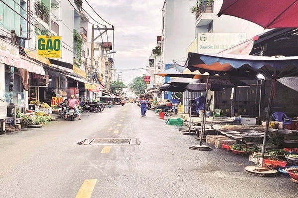 Hoạt động kinh doanh thực phẩm tại chợ tự phát trên đường số 11, phường Bình Hưng Hòa.