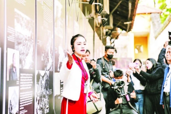 Các đại biểu cùng ôn lại những ký ức về chiến thắng Hà Nội-Điện Biên Phủ trên không.