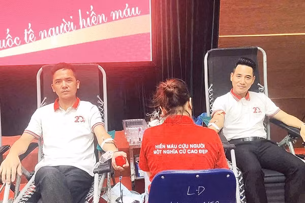 Cán bộ cơ sở giàu lòng nhân ái