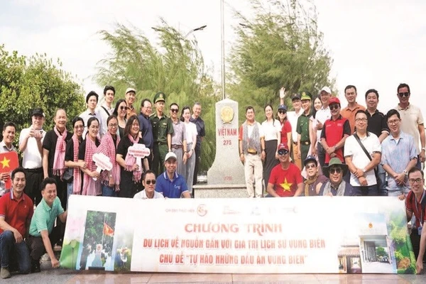 Du khách thăm cột mốc biên giới 275 tại Tịnh Biên, An Giang. (Ảnh Sở Du lịch)