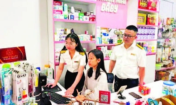 Cán bộ Thuế Thành phố Hà Nội hỗ trợ hộ kinh doanh chuyển đổi sang kê khai thuế.