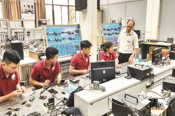 Đào tạo nghề điện tử tại Trường cao đẳng Kỹ nghệ II, phường Phước Long, Thành phố Hồ Chí Minh.