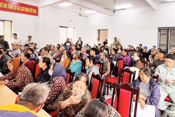 Người dân ký hồ sơ nhận tiền bồi thường, hỗ trợ thực hiện dự án đầu tư xây dựng tuyến đường kết nối sân bay Gia Bình về Hà Nội.