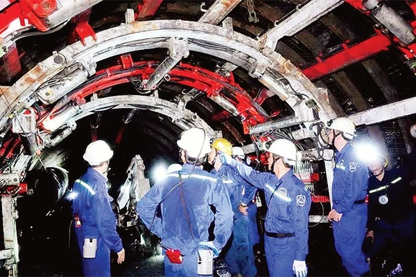 Hệ thống khai thác trong hầm lò của Công ty Than Vàng Danh được đầu tư cơ giới hóa, đồng bộ và hiện đại bảo đảm an toàn và nâng cao hiệu quả sản xuất của đơn vị. 