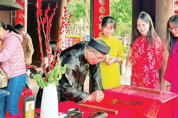 Truyền thống lịch sử, văn hóa và hiếu học được tái hiện qua nghệ thuật thư pháp tại Văn miếu Mao Điền.