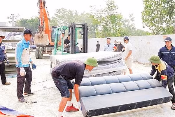 Ủy ban nhân dân xã Phú Nghĩa tổ chức cưỡng chế vi phạm pháp luật về đất đai trên địa bàn xã.