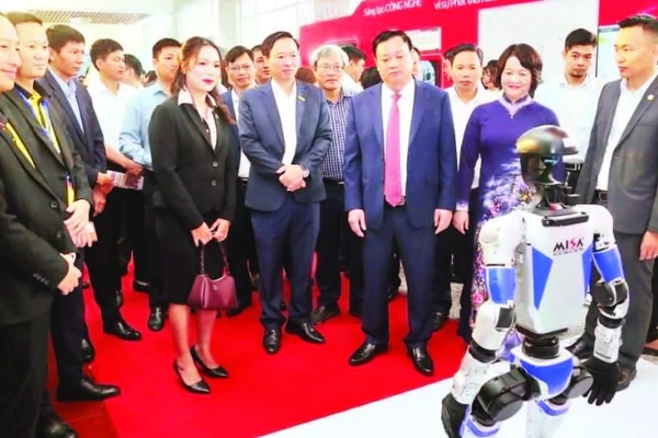 Trình diễn robot tại Diễn đàn khoa học, công nghệ, đổi mới sáng tạo và chuyển đổi số tỉnh Hưng Yên tháng 10/2025.