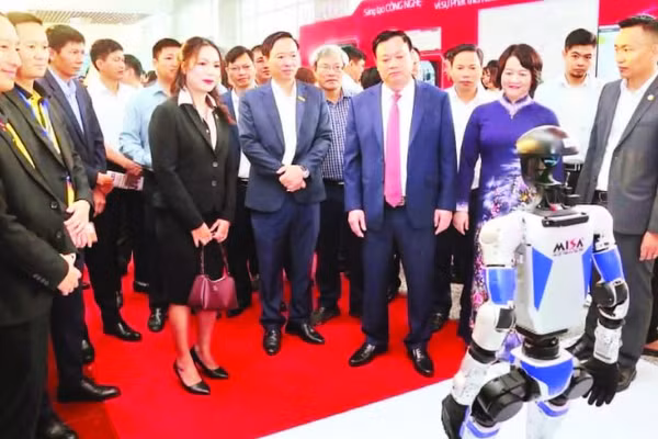 Trình diễn robot tại Diễn đàn khoa học, công nghệ, đổi mới sáng tạo và chuyển đổi số tỉnh Hưng Yên tháng 10/2025.