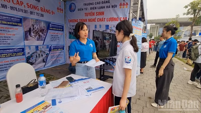 Tư vấn trực tiếp giữa nhà trường và học sinh.