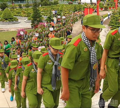 Chiến sĩ tham gia viếng, thắp hương và dâng hoa tại Nghĩa trang liệt sĩ tỉnh Đồng Tháp.