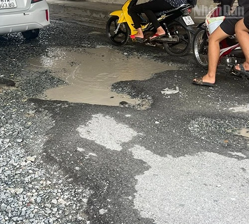 "Ổ gà" tại đường Điện Biên Phủ (phường Mỹ Trà), đoạn gần cầu Quảng Khánh.