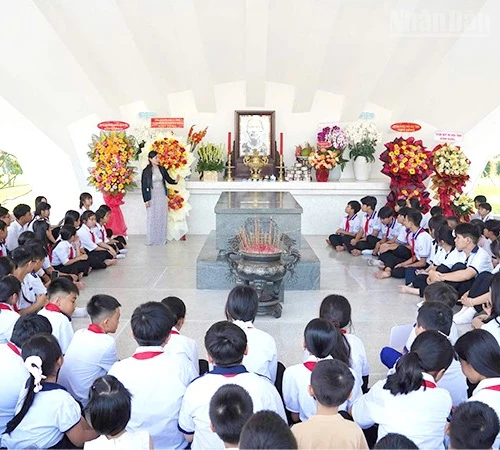 Thiếu nhi nghe thuyết minh về cuộc đời và sự nghiệp Cụ Phó bảng Nguyễn Sinh Sắc, thân sinh Chủ tịch Hồ Chí Minh.