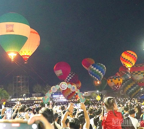 Du khách đứng chật cả quảng trường và các lối đi để được xem thả khinh khí cầu.