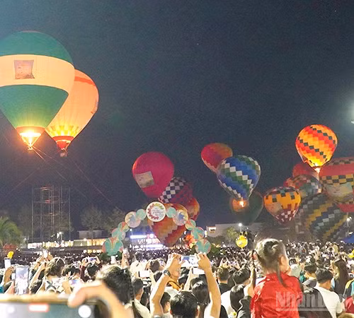 Du khách đứng chật cả quảng trường và các lối đi để được xem thả khinh khí cầu.