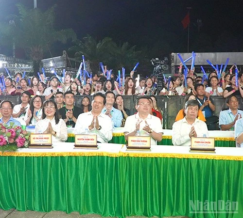 Lãnh đạo tỉnh Đồng Tháp và khán giả dự đêm khai mạc.