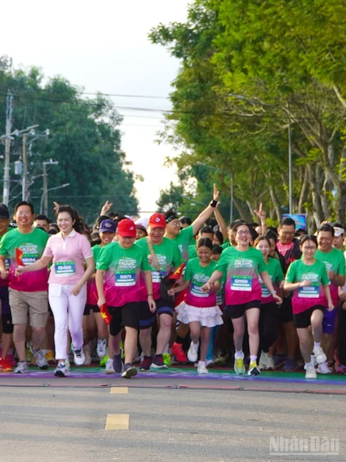 Vận động viên, trong đó có lãnh đạo tỉnh Đồng Tháp xuất phát cự ly thi đấu 5km. (Ảnh: HỮU NGHĨA)