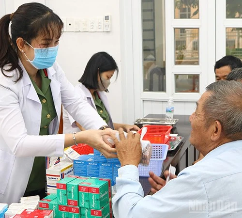 Công an Đồng Tháp phát thuốc miễn phí đến người dân xã Thường Phước.