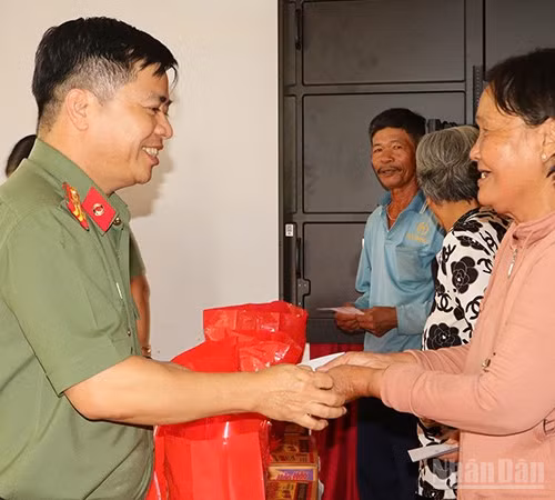 Đại tá Ngô Xuân Phú, Phó Cục trưởng Cục An ninh nội địa, Bộ Công an trao các phần quà tặng người dân có hoàn cảnh khó khăn của xã Tân Hộ Cơ.