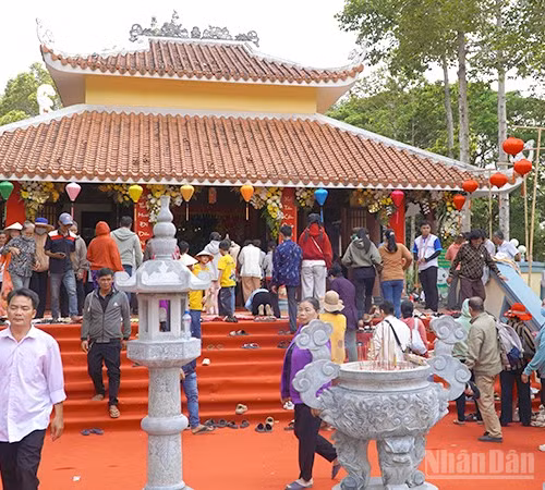 Khách thập phương viếng, thắp hương tại Miếu Bà Chúa Xứ Gò Tháp.