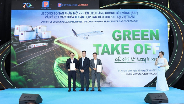 Chủ tịch Petrolimex Aviation Phạm Huy Thông và Tổng Giám đốc Petrolimex Aviation Nguyễn Văn Học nhận chứng nhận ISCC (Chứng nhận Bền vững và Carbon Quốc tế) từ Tổ chức đánh giá SGS. anh-petro-3.jpg