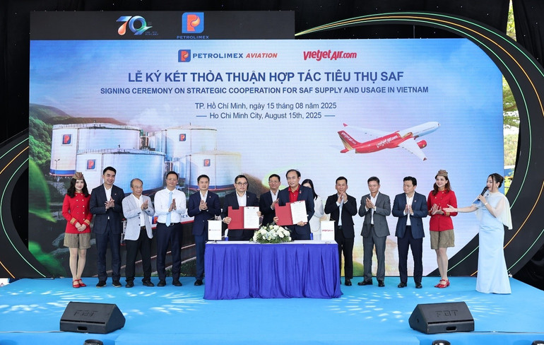 Ký kết thỏa thuận hợp tác tiêu thụ SAF giữa Petrolimex Aviation và Vietjet. anh-petro-4.jpg
