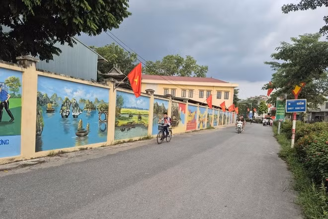Những con đường bích họa sáng, xanh, sạch, đẹp tại xã Kiều Phú. (Ảnh: THIỆN TÂM)