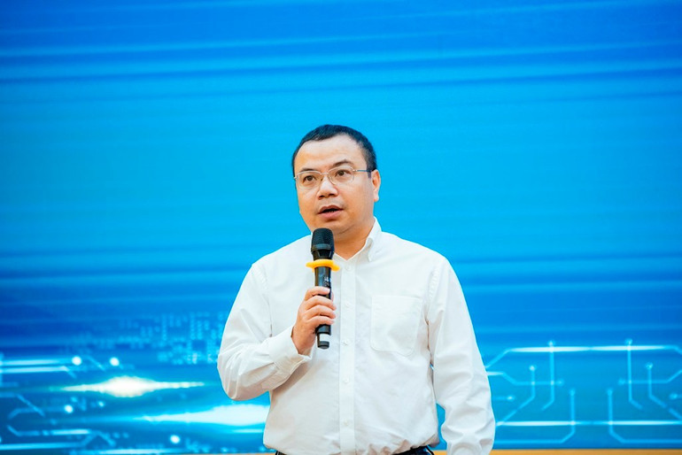 Ông Lê Nam Trung - Phó Cục trưởng Cục Công nghiệp CNTT, Bộ Khoa học và Công nghệ kêu gọi sự đồng hành sâu sát hơn từ cộng đồng doanh nghiệp, hiệp hội và chuyên gia để chính sách về bán dẫn thực sự đi vào cuộc sống. ban-dan-1306.jpg