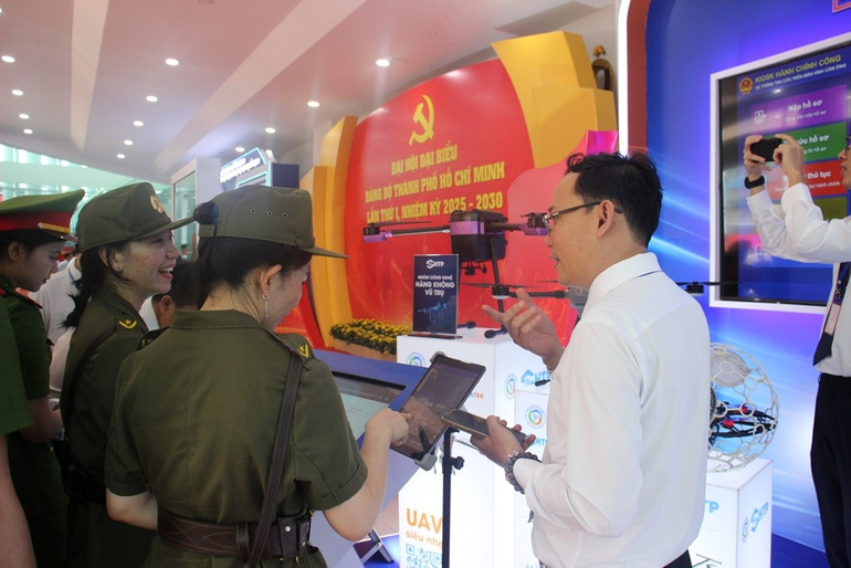 Các đại biểu, khách mời trải nghiệm trợ lý ảo Chatbot AI trên Ứng dụng Công dân số Thành phố Hồ Chí Minh do FPT phát triển. anh-3-cac-dai-bieu-khach-moi-trai-nghiem-tro-ly-ao-chatbot-ai-tren-ung-dung-cong-dan-so-tphcm-do-fpt-phat-trien.jpg