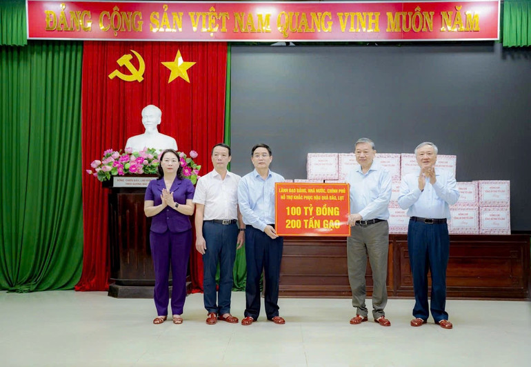 Tổng Bí thư Tô Lâm trao tặng 100 tỷ đồng và 200 tấn gạo cho Đảng bộ, chính quyền và nhân dân thành phố Huế. (Ảnh: Thu Huế) tong-bi-thu-tham-hue.jpg