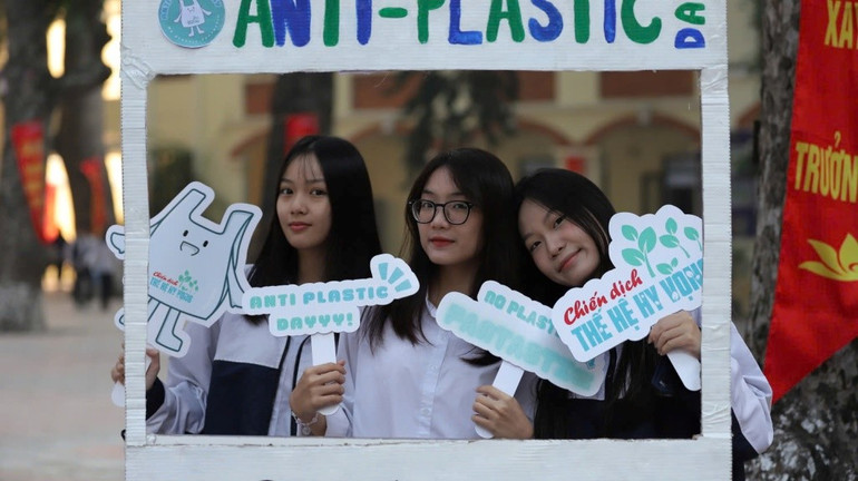 Học sinh Hà Nội tham gia ngày hội Anti-Plastic Day, nhằm tuyên truyền giảm thiểu rác thải nhựa trong cộng đồng. Ảnh: BTC nhua-1-lan-1.jpg