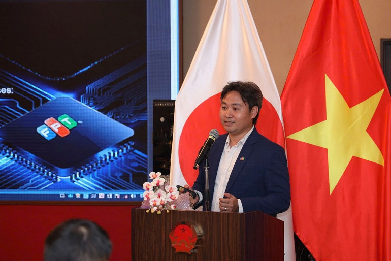 Mr. Nguyen Vinh Quang, FPT Corporation presented AI chip ideas. anh-1-ong-nguyen-vinh-quang-fpt-trinh-bay-ve-cac-y-tuong-chip-ai.jpg