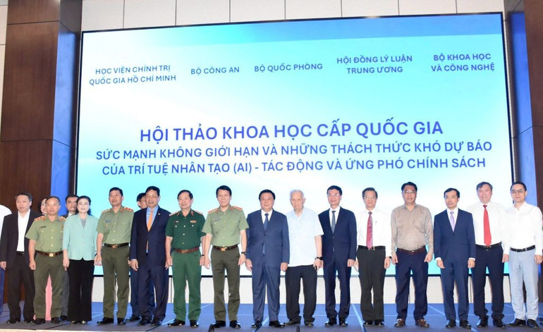 Các đại biểu tham dự Hội thảo khoa học cấp quốc gia với chủ đề "Sức mạnh không giới hạn và những thách thức khó dự báo của trí tuệ nhân tạo - Tác động và ứng phó chính sách" chụp ảnh lưu niệm. hoi-thao-tri-tue-nhan-tao-2.jpg