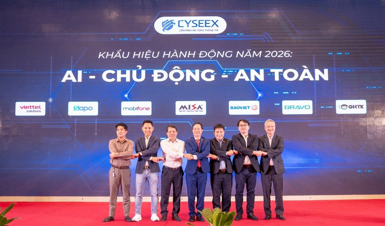 Các thành viên Liên minh CYSEEX nhấn nút cam kết quyết tâm ứng dụng AI an toàn. cam-ket-lien-minh-2.jpg