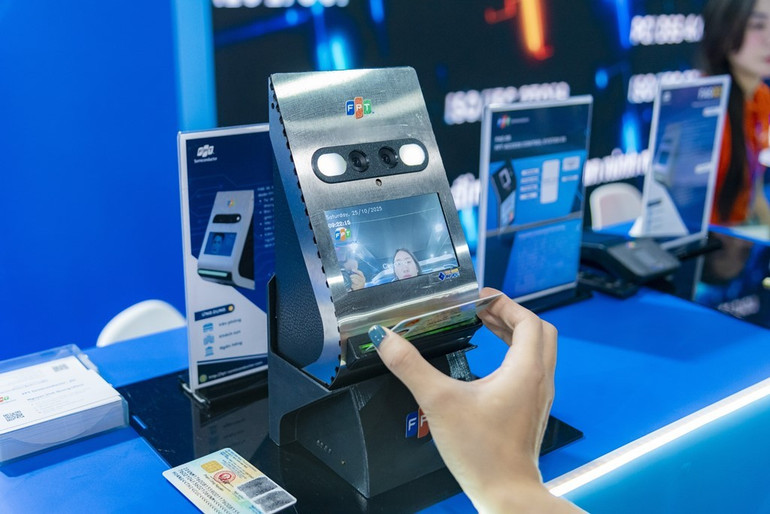 FPT Access control system - Thiết bị quản lý xác thực căn cước công dân của FPT cùng dòng chip nguồn do FPT thiết kế. fpt-5858.jpg