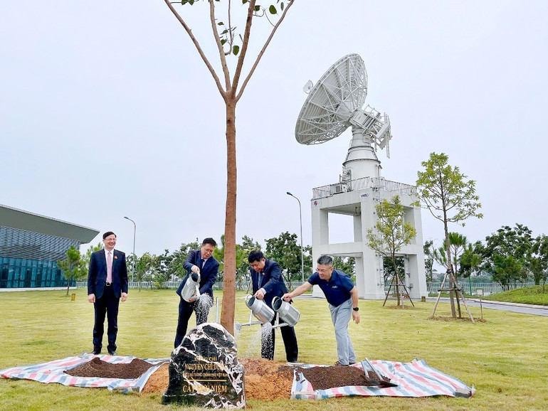Phó Thủ tướng Nguyễn Chí Dũng trồng cây lưu niệm tại Bảo tàng Vũ trụ Việt Nam. trung-tam-cn-vu-tru-3.jpg