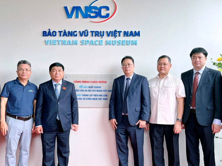 Phó Thủ tướng Nguyễn Chí Dũng và lãnh đạo Viện, Trung tâm tại Bảo tàng Vũ trụ Việt Nam. trung-tam-cn-vu-tru-khanh-thanh.jpg