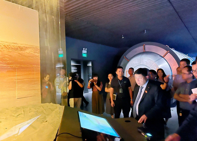 Phó Thủ tướng Nguyễn Chí Dũng tham quan Bảo tàng Vũ trụ Việt Nam. Ảnh: NGỌC HIẾU. trung-tam-cn-vu-tru-2.jpg