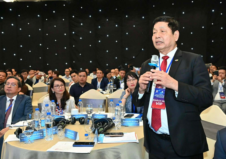 El presidente de FPT Corporation, Truong Gia Binh, compartió sus ideas en el evento donde los líderes de la ciudad se reunieron con la comunidad de ciencia, tecnología y empresas emergentes creativas en la tarde del 9 de diciembre. Foto: Viet Dung. chu-tich-fpt-truong-gia-binh-phat-bieu-02-anh-viet-dung-sggp.jpg