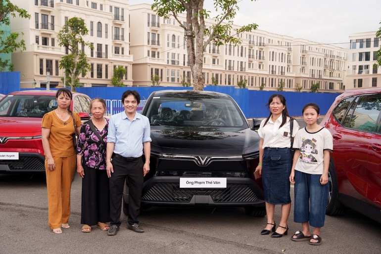 Limo Green là dòng xe MPV 7 chỗ đầu tiên của VinFast được bàn giao tới khách hàng. limo-green-2.jpg