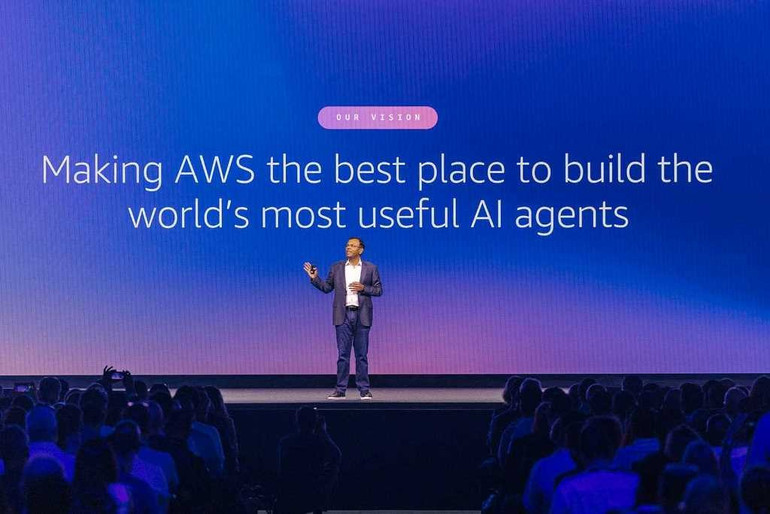 Ông Swami Sivasubramanian phát biểu tại sự kiện AWS Summit New York 2025 mới đây. 2025-0716-middle-grey-studios-aws-amers-preview-001-websize.jpg