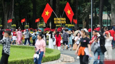 Người dân Thành phố Hồ Chí Minh rộn ràng đón tết Độc Lập 