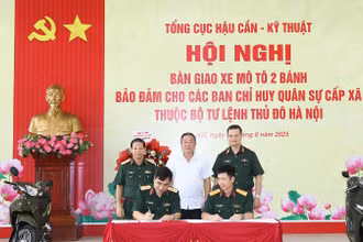 Các đồng chí lãnh đạo Tổng cục Hậu cần-Kỹ thuật, Bộ Tư lệnh Thủ đô Hà Nội và lãnh đạo thành phố Hà Nội chứng kiến bàn giao xe.