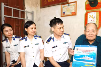Đoàn công tác ân cần thăm hỏi, biết ơn những công lao của thế hệ cha anh.