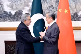 Ông Vương Nghị trong cuộc gặp với người đồng cấp Pakistan Mohammad Ishaq Dar ở thủ đô Bắc Kinh. (Ảnh: Bộ Ngoại giao Trung Quốc)